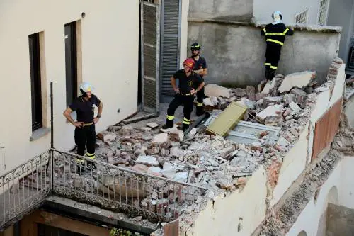 Palazzina crollata. Pompieri al lavoro, nessun problema per le altre case