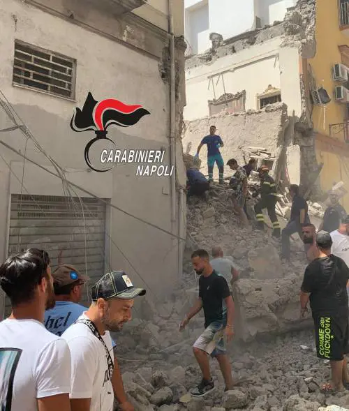 Crolla palazzina 3 piani a Torre del Greco, si temono vittime