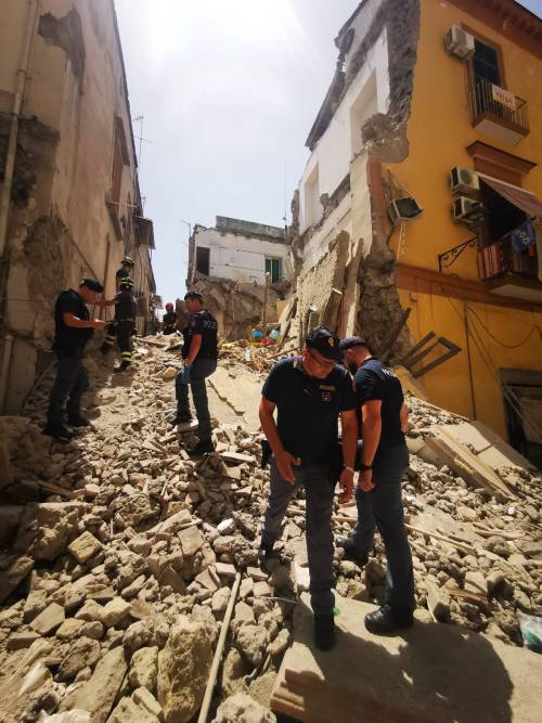 Crolla palazzina a Torre del Greco: le immagini dei soccorsi