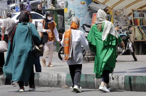 Iran, polizia "morale" in strada per fermare le donne senza velo