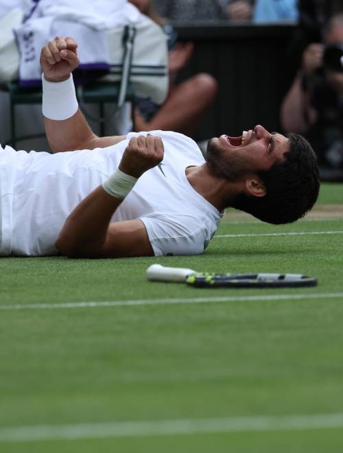 Wimbledon, Alcaraz da sogno: trionfa al 5° set contro Djokovic l'immortale