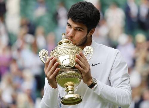 Wimbledon, Alcaraz trionfa al 5 set contro Djokovic: le immagini più belle della premiazione