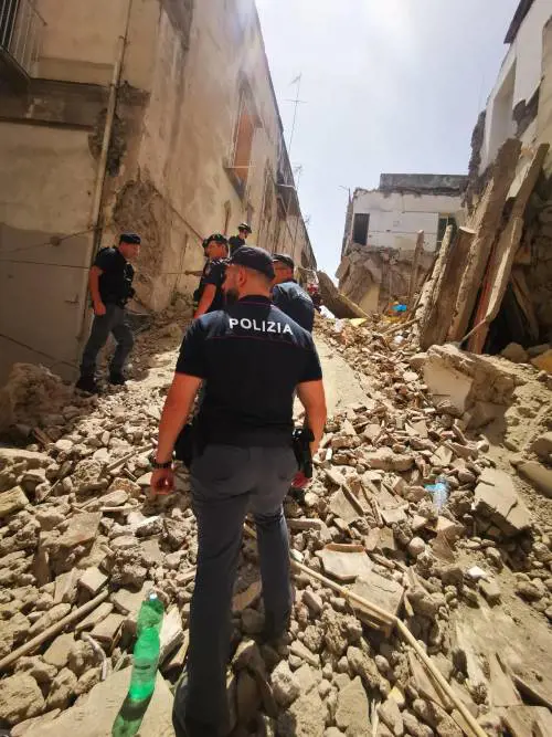 Il crollo annunciato del palazzo. "Tutti edifici vecchi, si sapeva"