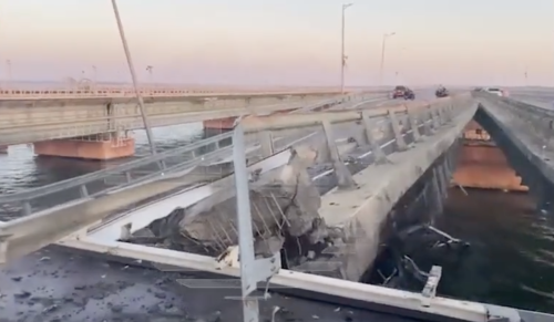 Alta tensione in Crimea, colpito il ponte di Kerch: cosa succede ora