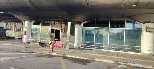 Le operazioni dei vigili del fuoco per domare l'incendio all'aeroporto di Catania