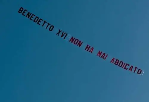 "Benedetto XVI non ha mai abdicato". Il curioso striscione apparso sul litorale di Ostia
