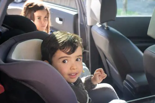 Seggiolini per bambini nelle auto, le regole da rispettare e cosa cambia da settembre