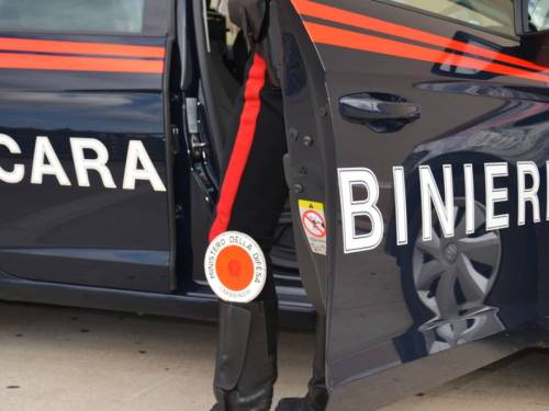 Bologna, tenta di strangolare la moglie in auto davanti ai figli: arrestato tunisino
