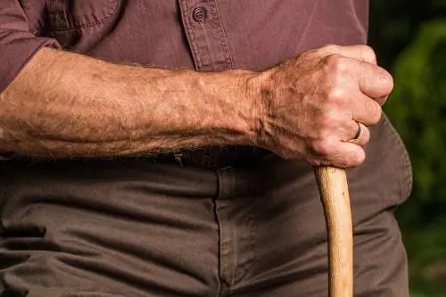 Chi è senza memoria non sopporta i vecchi