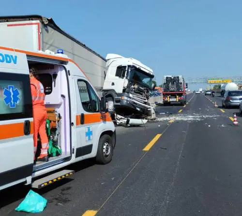 Tir salta la carreggiata e investe auto: feriti e coda sull'A8