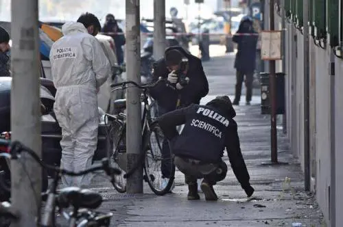 I rilievi della scientifica dopo l'attentato