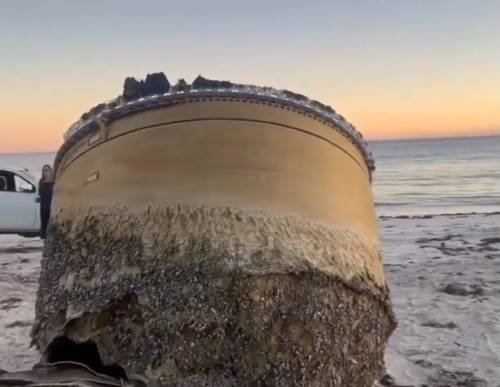 "Origine incerta": il mistero del cilindro metallico ritrovato sulla spiaggia