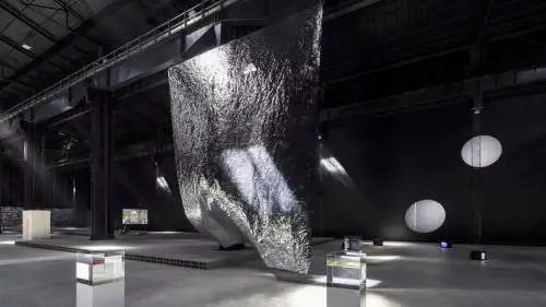 Una luce nuova al Pirelli HangarBicocca per “Grand Bal” di Janssens