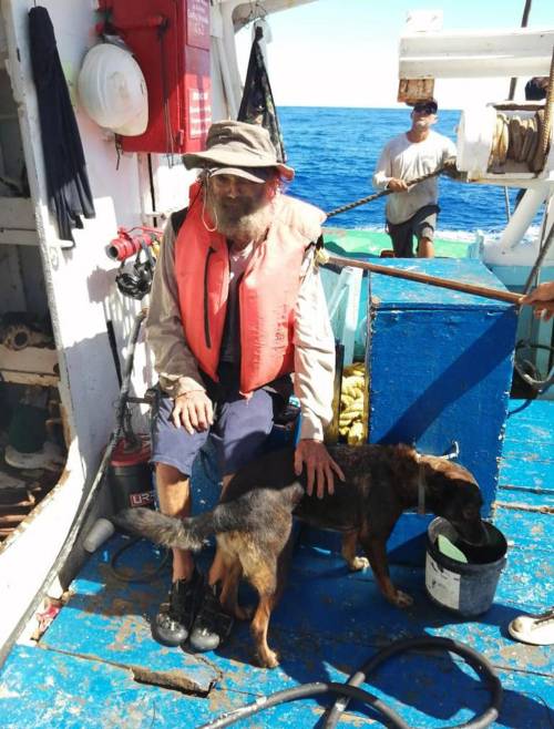 Lo skipper e il suo cane come "Cast Away". "Persi per 3 mesi mangiando pesce crudo"
