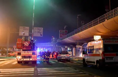 Catania, lo scalo a fuoco. 40mila sono senza voli. L'ipotesi incendio doloso