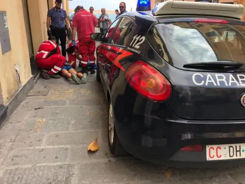 Tenta di rapire una bimba in farmacia: fermata. "Poi ha anche aggredito il padre e la nonna"
