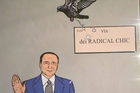Nella via dei radical chic di Milano l’ironia del Berlusconi di Palombo