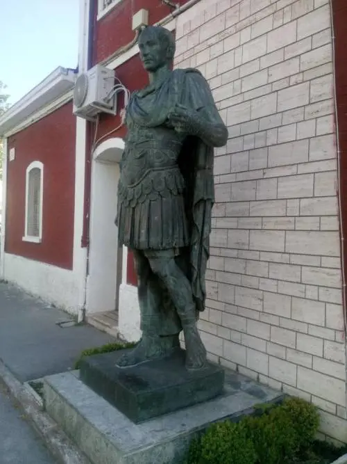 "Fu donata da Mussolini". E l'Anpi non vuole la statua di Giulio Cesare