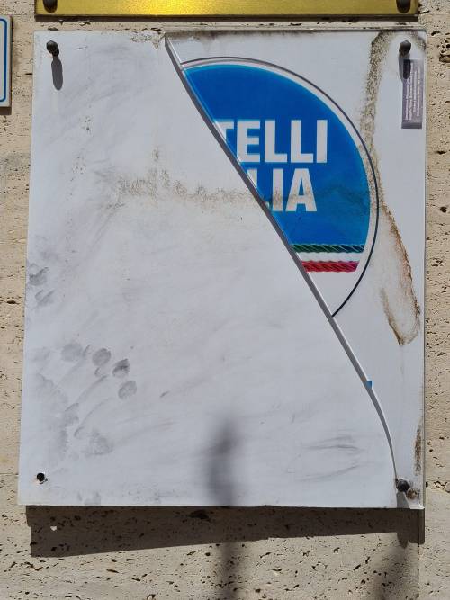 La targa di Fratelli d'Italia vandalizzata a Latina