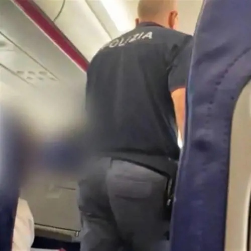 Urina in una bottiglia a bordo dell'aereo: choc sul volo 
