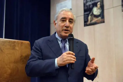 Dell'Utri dribbla il tritacarne dei pm e li sfida. "Non rispondo, prima depositate tutte le carte"