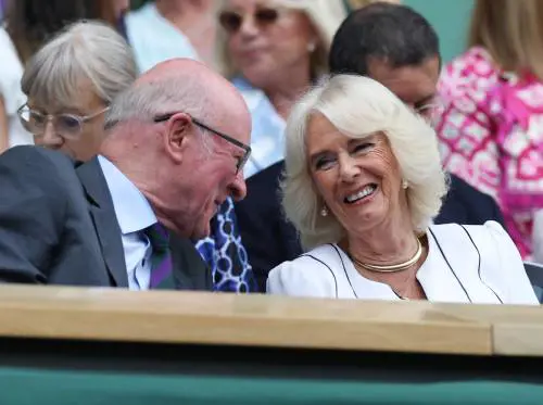 “Non avrà i soldi”. Carlo taglia lo "stipendio" di Camilla 