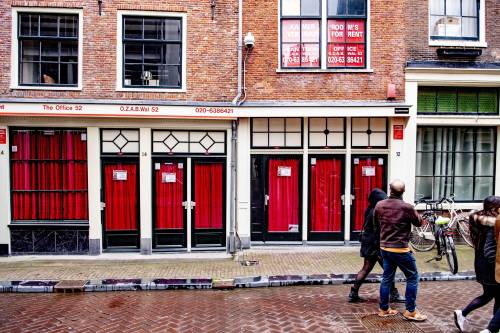 Via il quartiere a luci rosse. Scatta la guerra del sesso ad Amsterdam