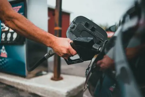 L’Europa dà il primo via libera ai biocarburanti, si apre una nuova speranza per il futuro delle auto termiche