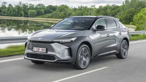 Toyota studia nuove batterie fino a 1200 km di autonomia 