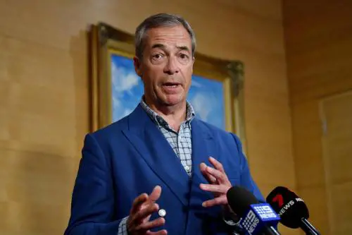 "Anti-gender, razzista e amico di Trump". Così la banca dei vip ha cacciato Farage
