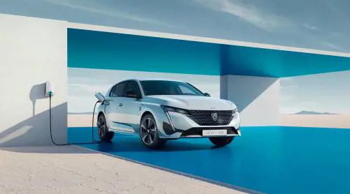 Nuova Peugeot e-308: ecco i prezzi della nuova compatta elettrica