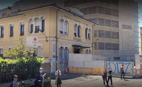 Figlio di una paziente spezza una gamba al medico: choc al Policlinico di Milano