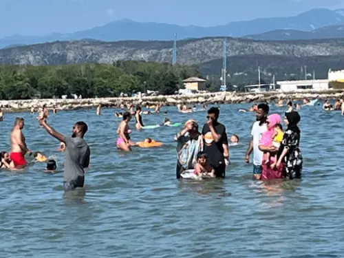 "In acqua vestite non ci entrate". E scoppia la lite in spiaggia