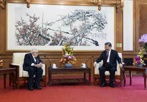 L'abbraccio di Xi al "vecchio amico" Kissinger: "A un bivio le relazioni tra Cina e Stati Uniti"
