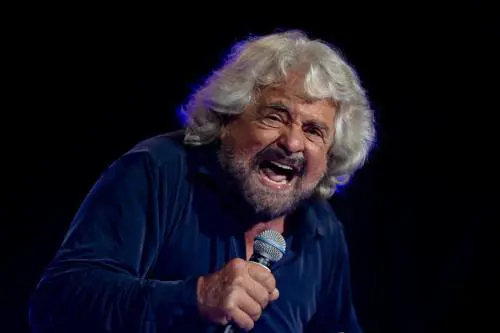 Grillo e l'aggressione al giornalista Mediaset: cosa ha deciso il giudice