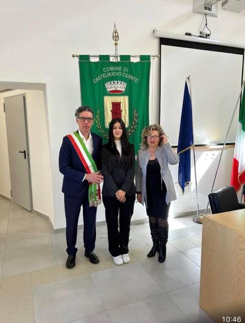 Amina con il sindaco di Castelnuovo Cilento, Eros Lamaida, riceve la cittadinanza italiana