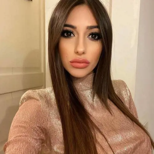 Milano, Dj Hellen molestata mentre è in auto: "Un ragazzo mi ha toccato il seno"