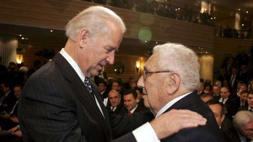 Biden e i falchi Usa contro Kissinger: chi vince e chi perde nella "guerra" con la Cina