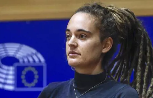 Le Pen condannata, ci mancava Carola Rackete: ecco l'ultima sparata