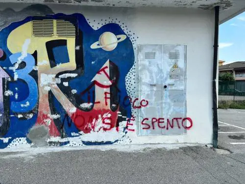 Atto vandalico al Liceo Cavalieri: spuntano falce e martello. FI: "Vergognoso"