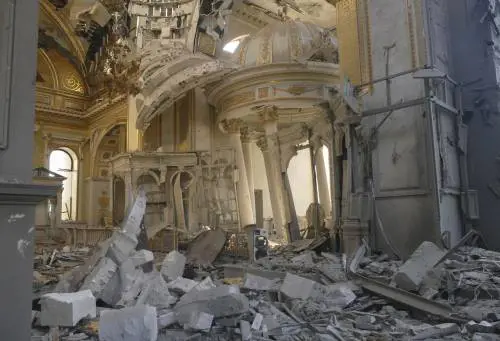 Raid russo contro Odessa: colpita anche cattedrale ortodossa. E Zelensky promette vendetta