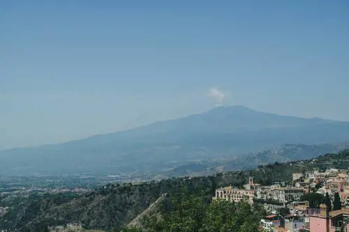 Dal caro vacanze all'incendio all'aeroporto: la Sicilia fra turismo in calo e perdite economiche