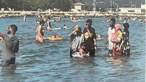 Alcuni cittadini stranieri in acqua a Monfalcone