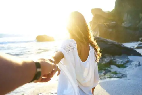 Aperitivi in riva il mare e voglia di vacanze. I più eleganti copricostumi adatti per tutte le situazioni