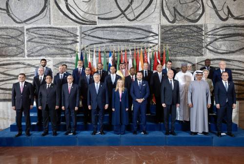 L'Italia nuovo argine all'invasione. Il governo inaugura la lotta ai trafficanti. "Impegno di tutti"