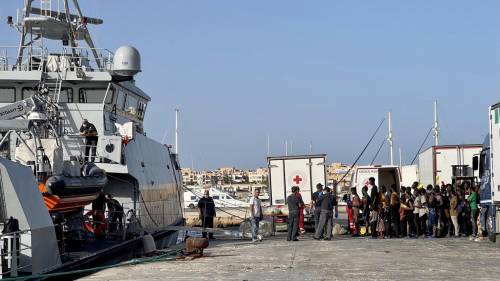 Migranti, Lampedusa sotto assedio