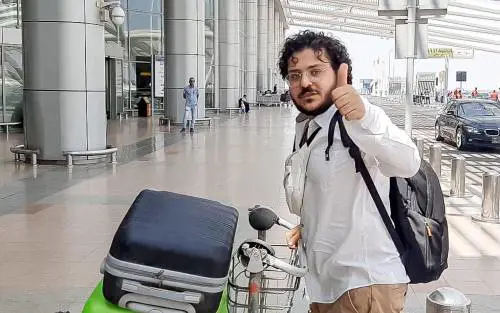 Intifada a casa nostra. Zaki mette la kefiah e insulta Netanyahu: "È un serial killer". Scendono in campo i "cattivi maestri" 