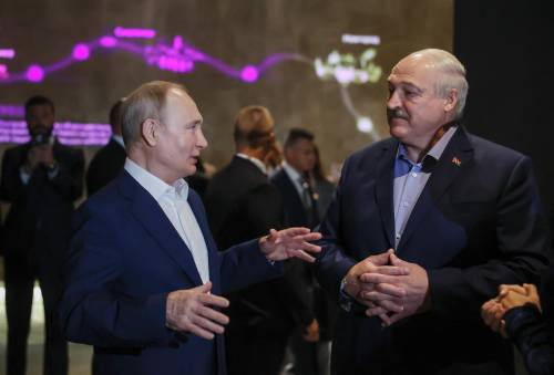 Lukashenko abbraccia Putin. "I Wagner vogliono Varsavia". Lo Zar: "Controffensiva flop"