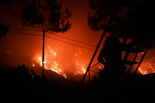 Rodi distrutta dai roghi: 30mila turisti sfollati. Patrasso, crolla un ponte