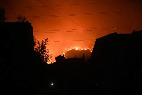 Grecia in fiamme, è strage di migranti. Tra i morti carbonizzati anche due bimbi